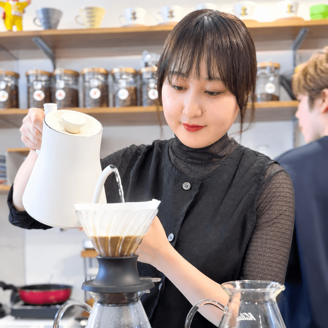 コーヒーをテイスティングする様子