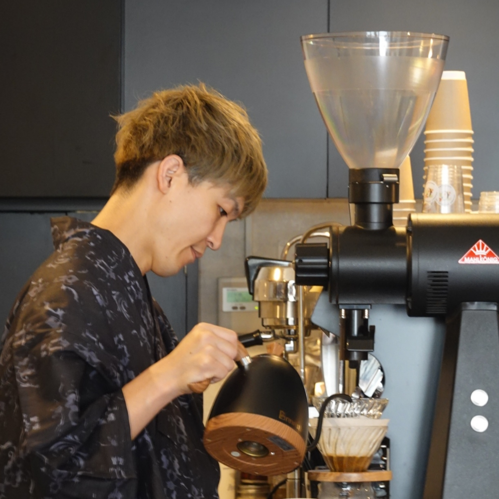 CAFETALESのカップとコーヒー