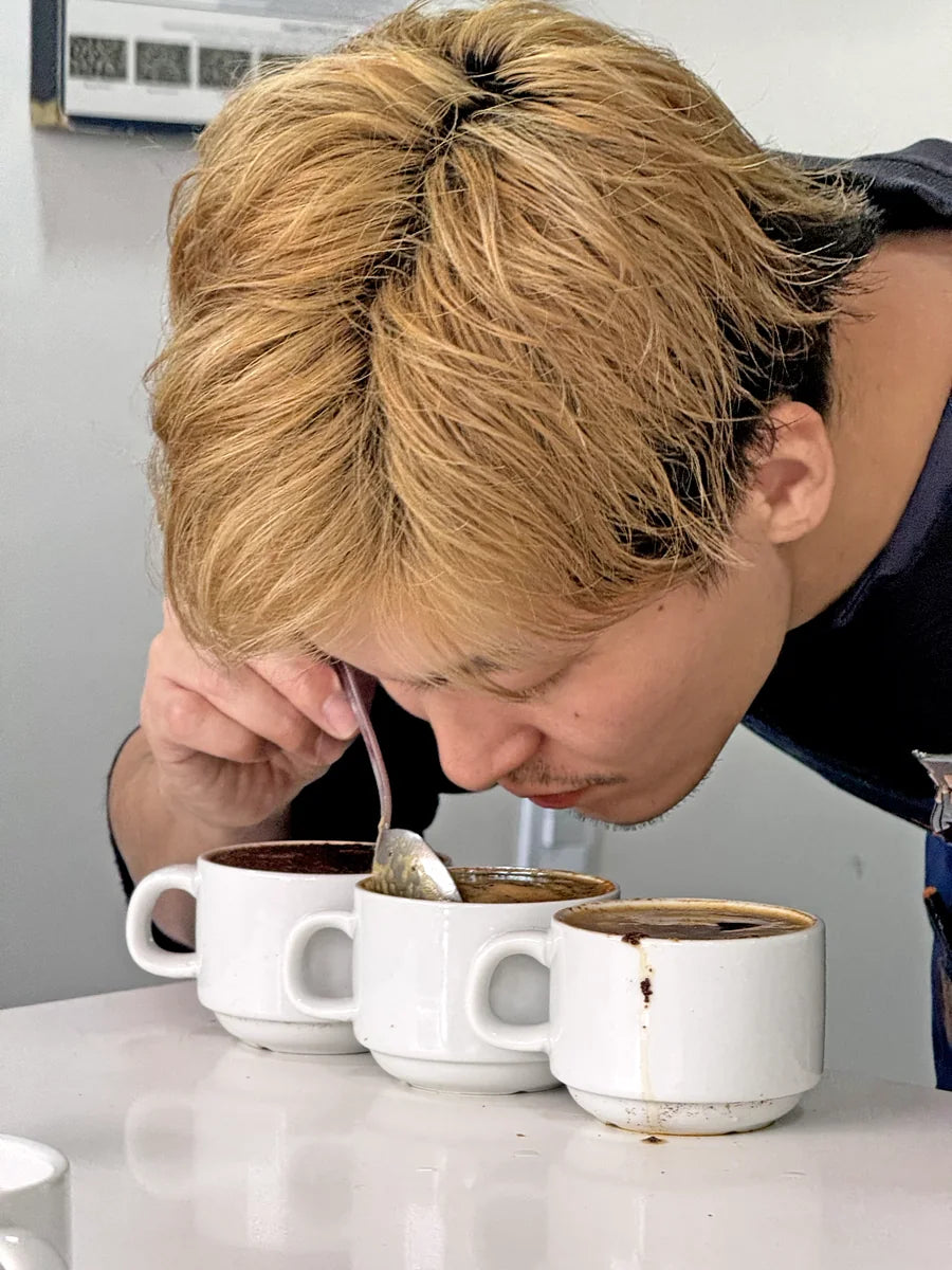 コーヒーをテイスティングする様子